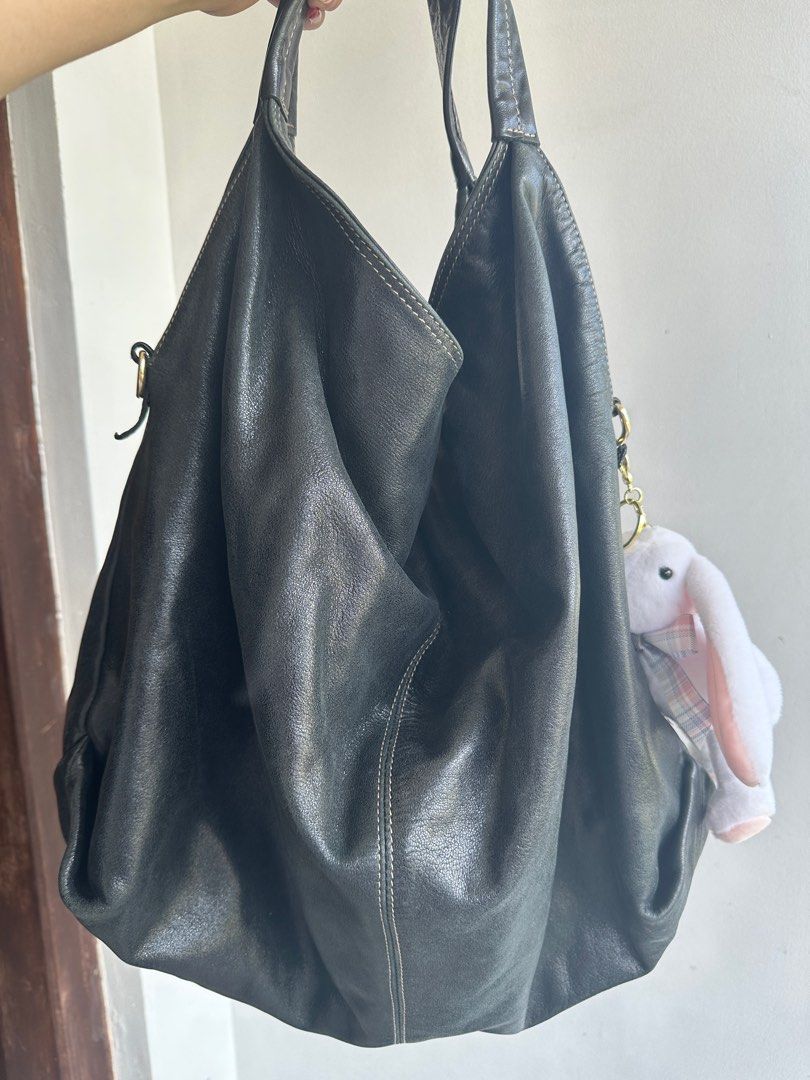 Furla Black Leather Hobo Bag (Category: Luxury Bags & Wallets) located in Bombon. Submitted by cookiespreloveed (Listing ID 1402559353, Image 1). Description: Large size Made in Tunisia Genuine leather .