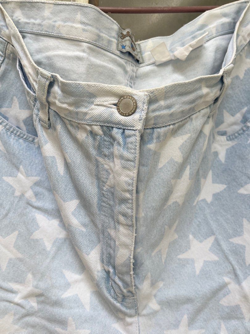 John Baner Star Print Denim Shorts (Category: Shorts) located in Manila. Submitted by sossa4 (Listing ID 1402632691, Image 2). Description: Denim jean shorts 💙 In good condition! Has a small stitch on the inner side (fixed a tiny tear) but not noticeable when worn 😉 Still super comfy and cute to style!.