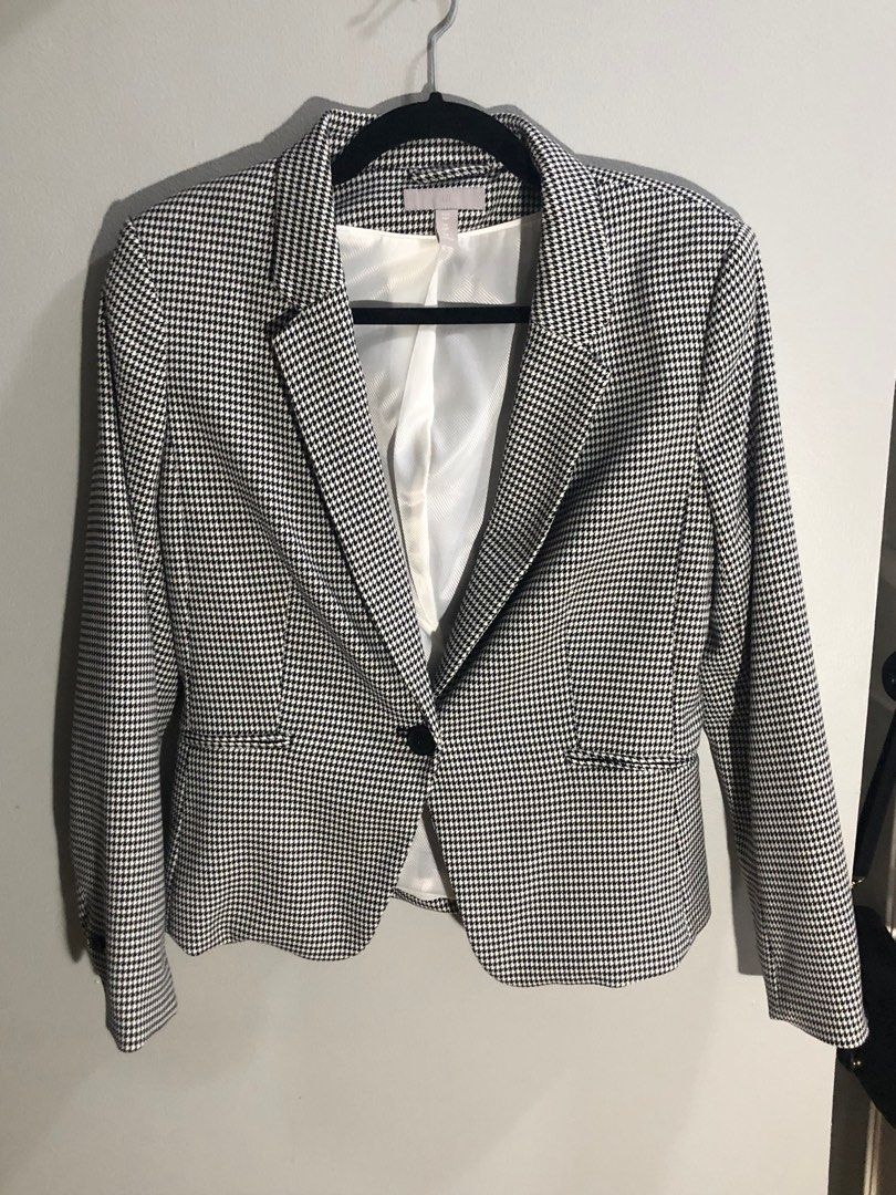 H&M Blazer (Category: Coats, Jackets and Outerwear) located in Pasig City. Submitted by ells.preloved (Listing ID 1402611688, Image 1). Description: M-L shoulders are padded .