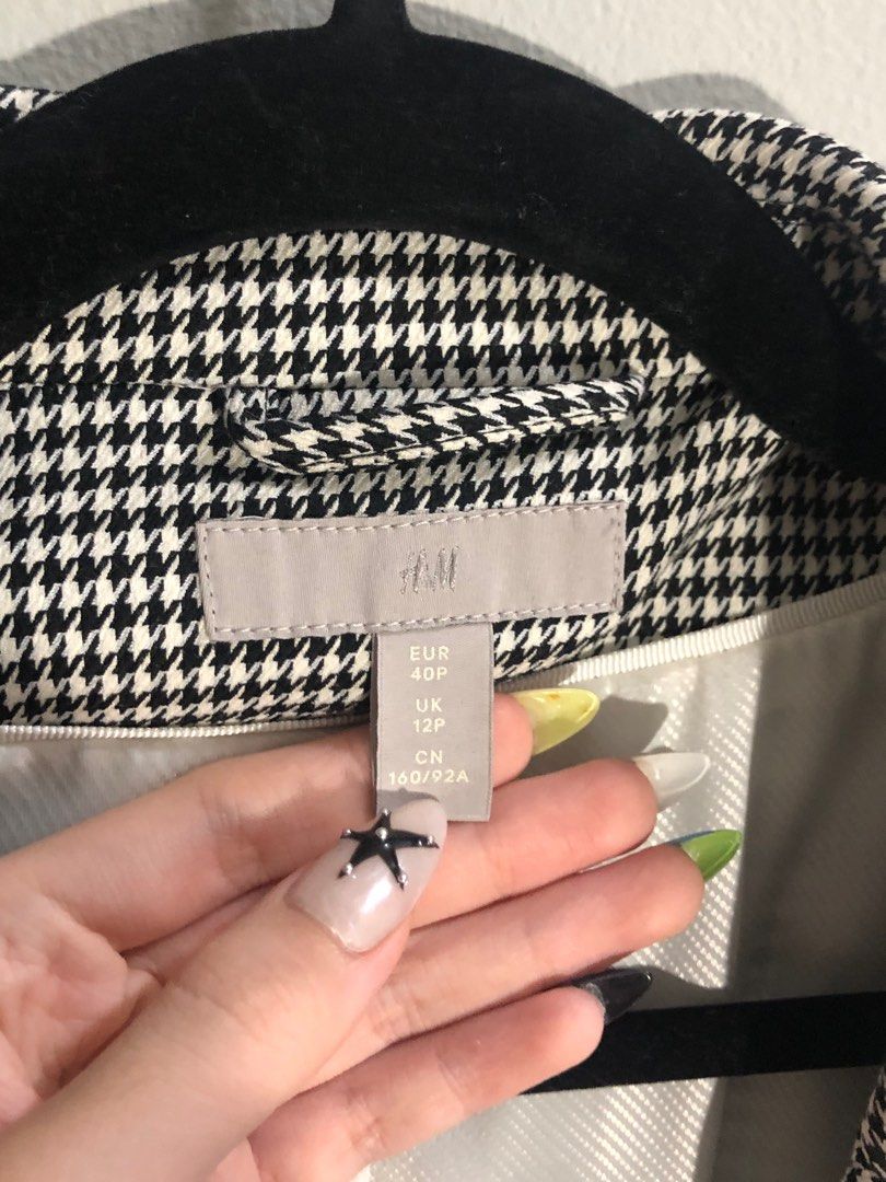 H&M Blazer (Category: Coats, Jackets and Outerwear) located in Pasig City. Submitted by ells.preloved (Listing ID 1402611688, Image 2). Description: M-L shoulders are padded .