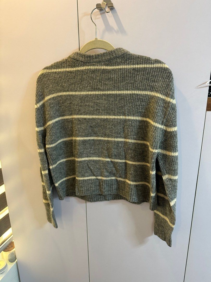 H&M Divided Striped Sweater (Category: Longsleeves) located in Paranaque City. Submitted by tinaascloset (Listing ID 1402531733, Image 3). Description: .