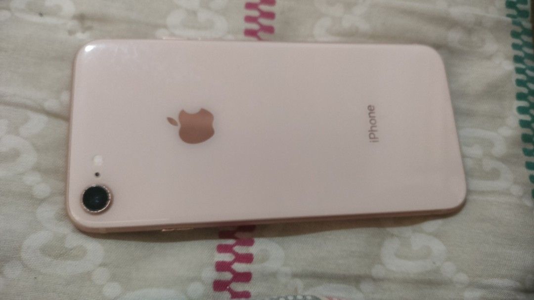 IPHONE 8 (Category: iPhone 8 Series) located in Manila. Submitted by amanoma2345 (Listing ID 1402534960, Image 1). Description: 64gb wala fingerprint dahil sa update.