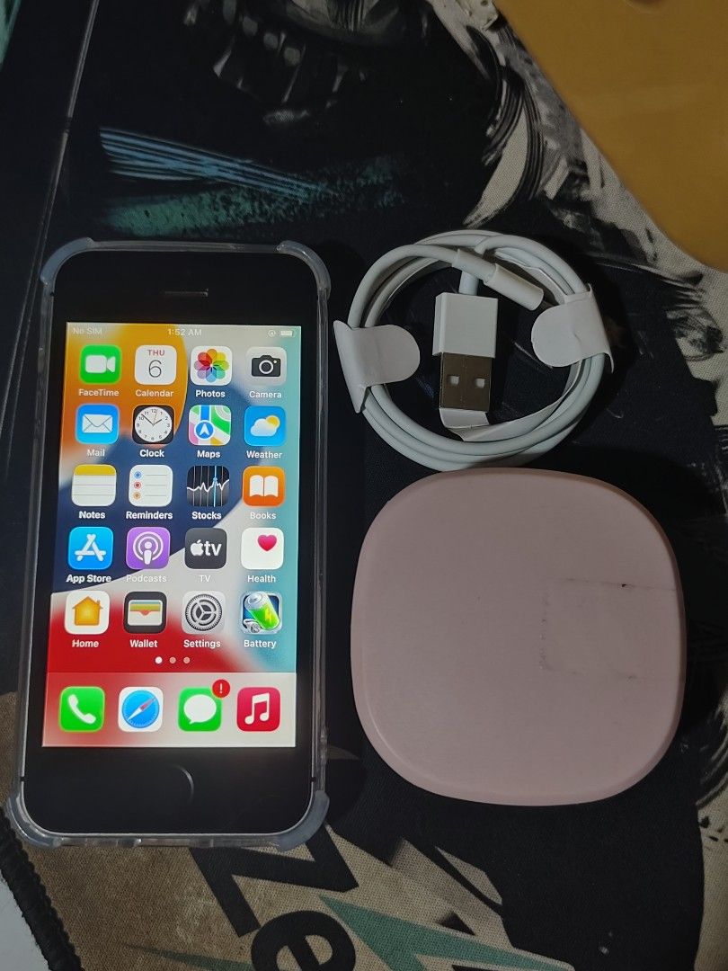 iPhone SE Space Gray Unlock 128gb (Category: iPhone SE Series) located in Quezon City. Submitted by jkionaire17 (Listing ID 1402574944, Image 1). Description: Im selling my iPhone SE 128gb 100% Battery health 85% 4999 no fg 90% 5500 no fg 90% 6k with fg 95% 6500 w fingerprintt Good as back up phone Pang Live Pang Music Pang Lalamove/waze Pang bank apps Small compact unit Can install apps pa like bank gcash etc Good fingerprint Good camera Good bu