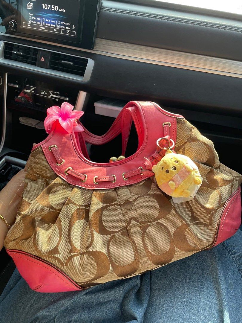 kisslock Coach Signature Handbag (Category: Luxury Bags & Wallets) located in Caloocan City. Submitted by ravihannaa (Listing ID 1402586439, Image 1). Description: .