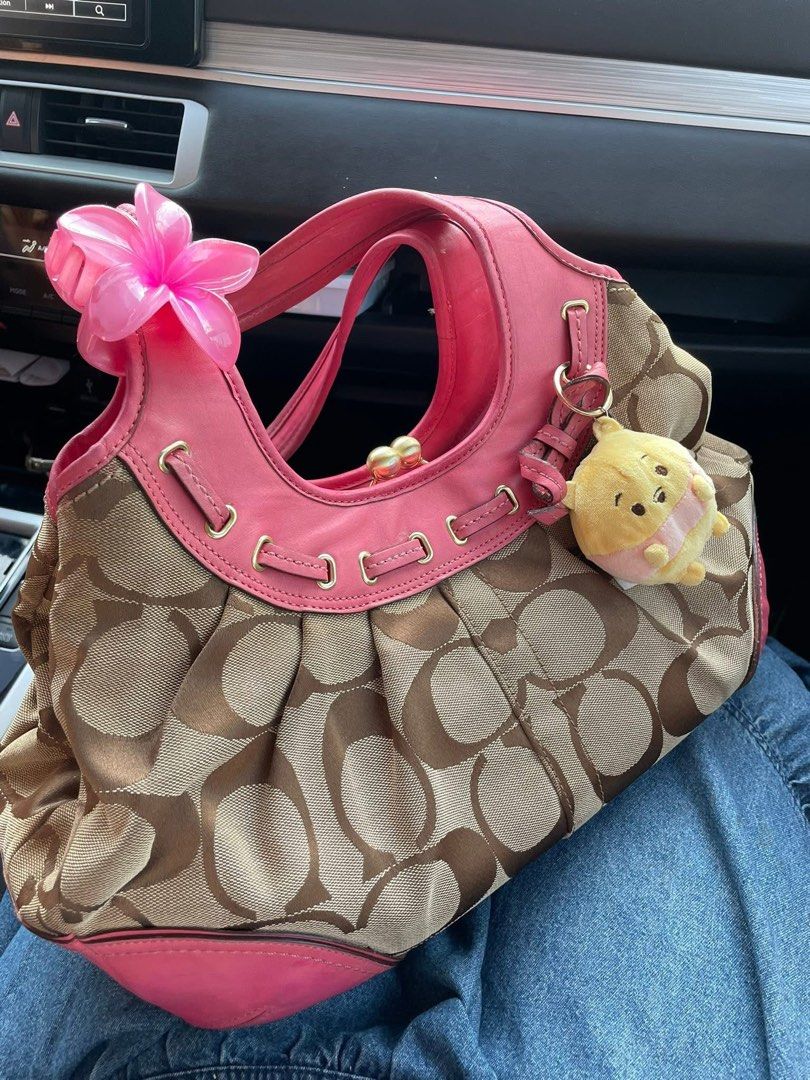kisslock Coach Signature Handbag (Category: Luxury Bags & Wallets) located in Caloocan City. Submitted by ravihannaa (Listing ID 1402586439, Image 2). Description: .