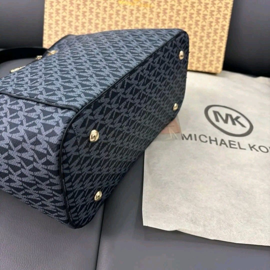 Michael Kors Tote Bag (Category: Luxury Bags & Wallets) located in Valenzuela. Submitted by AnahThrift (Listing ID 1402606115, Image 3). Description: - tote bag - Iconic pattern - Stylish chain strap - Multiple compartments for organization - Comes with dust bag and box - Available colors: beige, brown, black.
