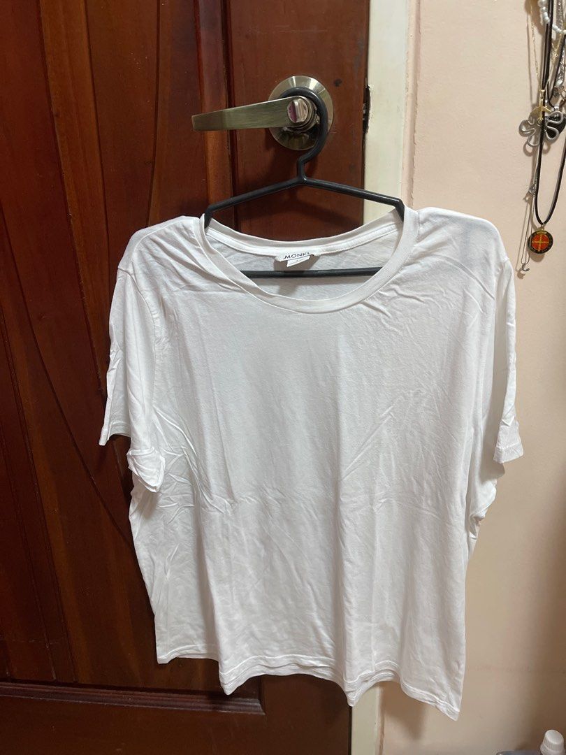 Monki White T-shirt - Size L (Category: Shirts) located in Antipolo. Submitted by j01000a (Listing ID 1402642032, Image 1). Description: - Monki white t-shirt - Size: L - Features: Round neckline, short sleeves - Made in Bangladesh - Lightweight and comfortable fabric - Versatile for various outfits.