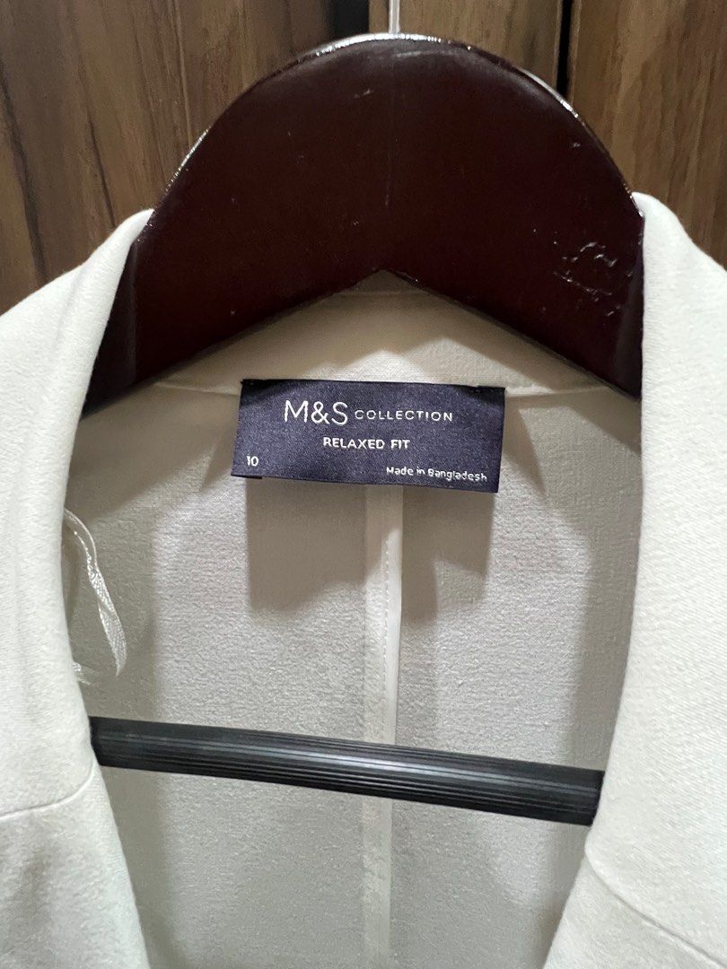 M&S Collection White Relaxed Fit Blazer (Category: Coats, Jackets and Outerwear) located in San Juan City. Submitted by pattico (Listing ID 1402621658, Image 2). Description: - M&S Collection white blazer - Relaxed fit - Three-quarter sleeves - Features two front pockets - Classic lapel design - Size 10 - Made in Bangladesh.