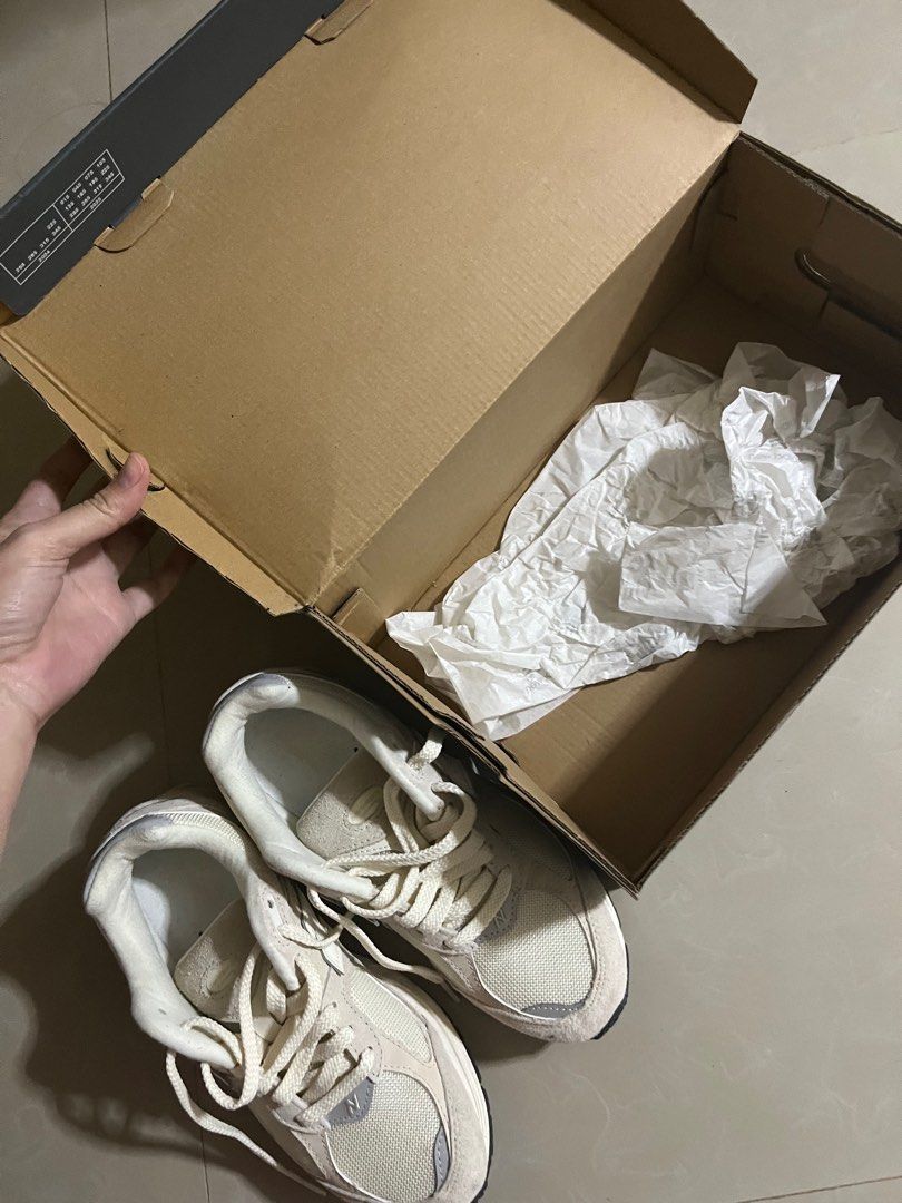 New Balance 2002R RCC Cream White (Category: Sneakers) located in Bocaue. Submitted by mjpvv (Listing ID 1402597950, Image 2). Description: Men’s 6, so that’s like 39.5 for Ph size Like new, worn like 3 times. Pinagpilitan ko lang pagkasyahin kasi last size hahaha pero hindi talaga masakit. .