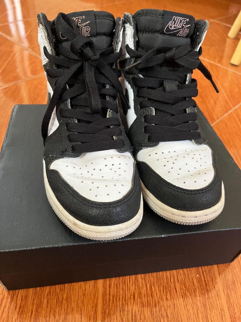 Nike Air Jordan 1 High OG (Category: Babies & Kids Fashion) located in Las Pinas. Submitted by fechai (Listing ID 1402546350, Image 2). Description: - Nike Air Jordan 1 High OG -Size: UK 3 / EUR 35.5 / cm 22.5 - Black and white colorway - Iconic Nike swoosh - Air Jordan logo visible - Size tag visible.