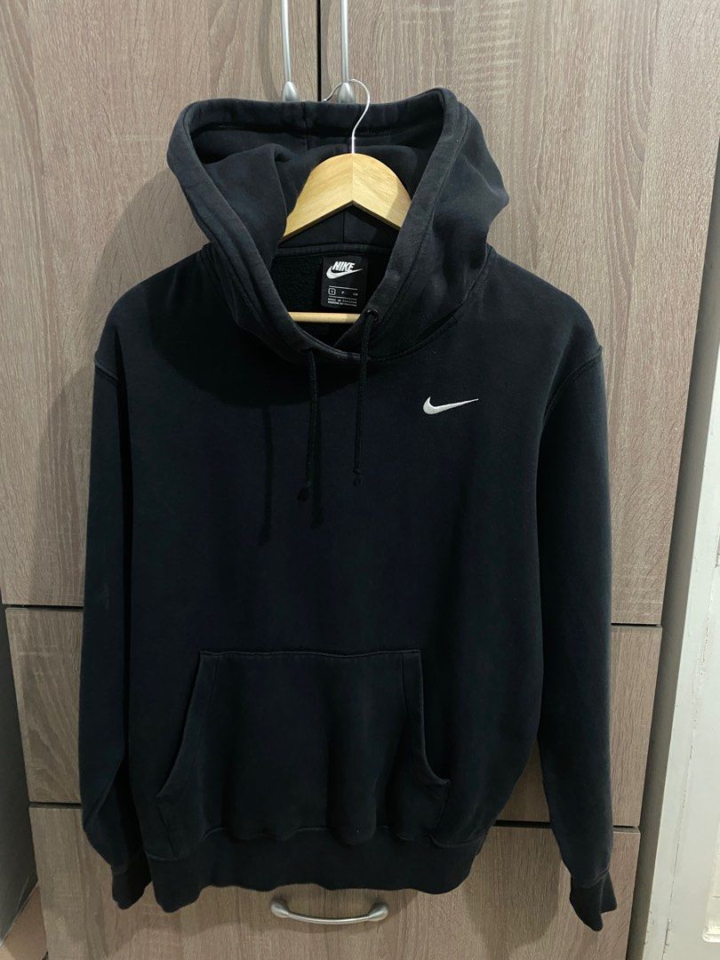 Nike Hoodie (Category: Coats, Jackets and Outerwear) located in Bacoor. Submitted by visualsells (Listing ID 1402505371, Image 2). Description: W23 L26 Color rate: 8.5/10 Very good condition Needs wash No issues Still negotiable.