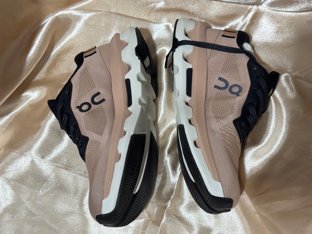 On Cloud | Cloudzone Rosebrown x Black (Category: Sneakers) located in Quezon City. Submitted by cluelessclutter (Listing ID 1402615904, Image 3). Description: On Cloudzone Rosebrown x Black SIZE US | W5.5 EU | 36.5 UK | 3.5 JP | 22.5 Brand new, never used (NO BOX) RFS: Bought the wrong size overseas and couldn't return/exchange them. .