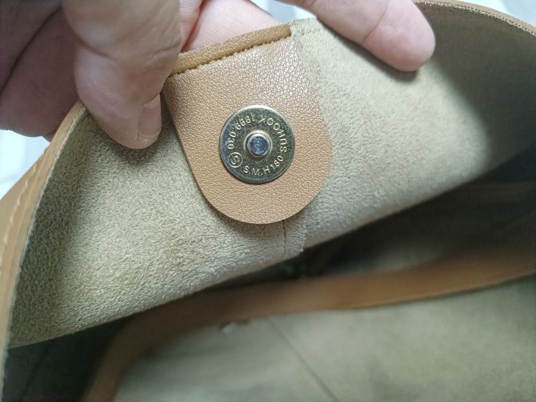 Premium Bucket bag (Category: Cross-body Bags) located in Imus. Submitted by cmp888 (Listing ID 1402514114, Image 3). Description: decluttering....