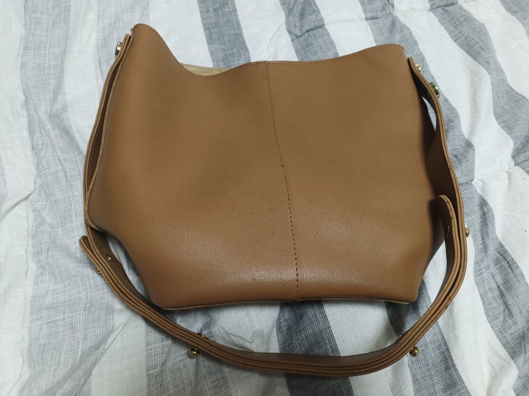 Premium Bucket bag (Category: Cross-body Bags) located in Imus. Submitted by cmp888 (Listing ID 1402514114, Image 2). Description: decluttering....