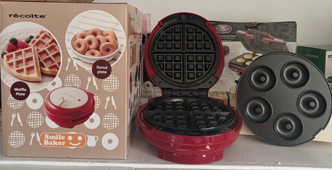 Récolte Smile Baker Waffle and Donut Maker (Category: Cookware & Accessories) located in Manila. Submitted by bebheange81665 (Listing ID 1402481974, Image 3). Description: - Récolte Smile Baker - Makes waffles and donuts - Includes waffle and donut plates - Compact red design - Ideal for breakfast.