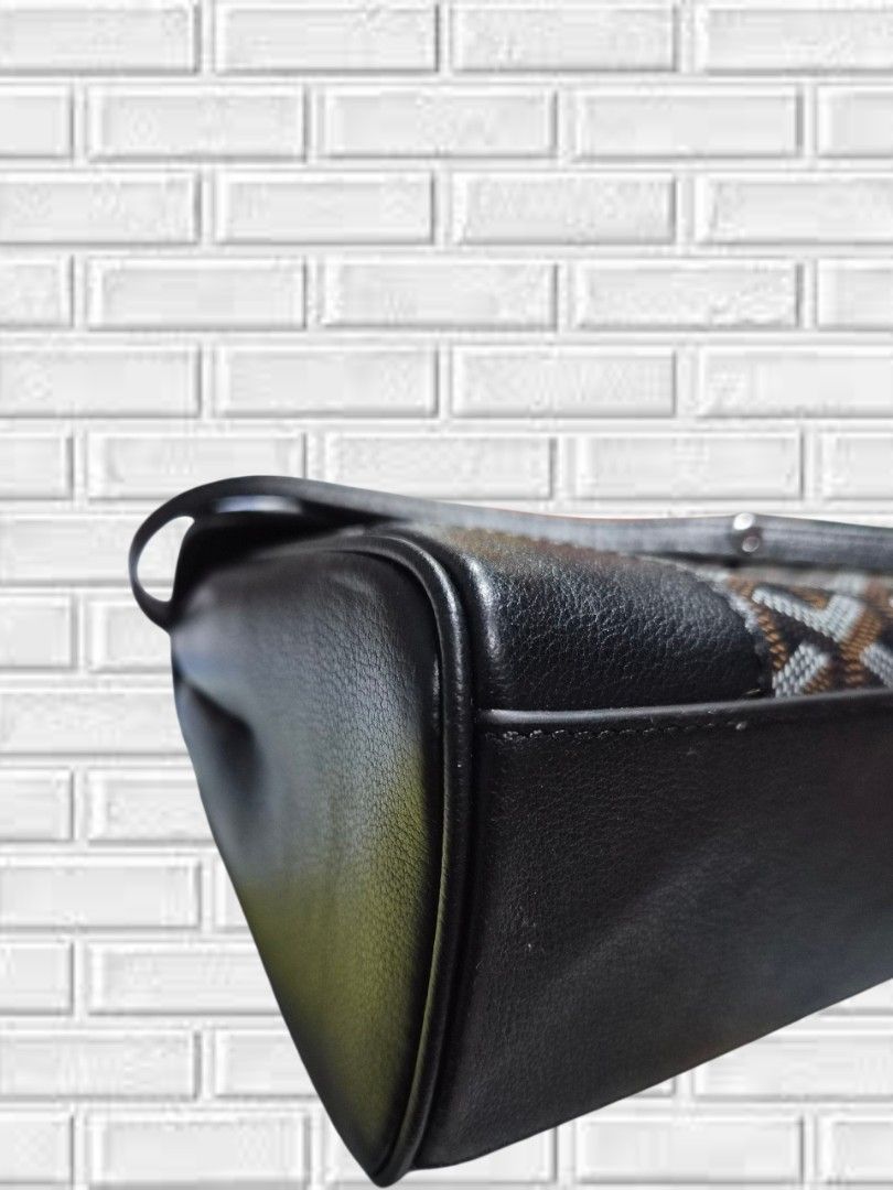 Saigon mini (Category: Luxury Bags & Wallets) located in Quezon City. Submitted by kcm_bags (Listing ID 1402575994, Image 2). Description: preloved genuine leather coded like new.