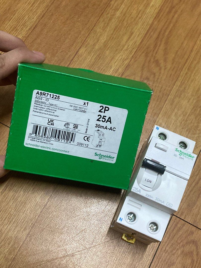 Schneider Electric Circuit Breaker (Category: Construction & Building Materials) located in Mandaluyong City. Submitted by eyatrisse (Listing ID 1402583778, Image 1). Description: Schneider Electric Circuit Breaker Brand New | Available Stocks: 50pcs lowest price!! sa market 1k plus po ito PM for inquiries!.