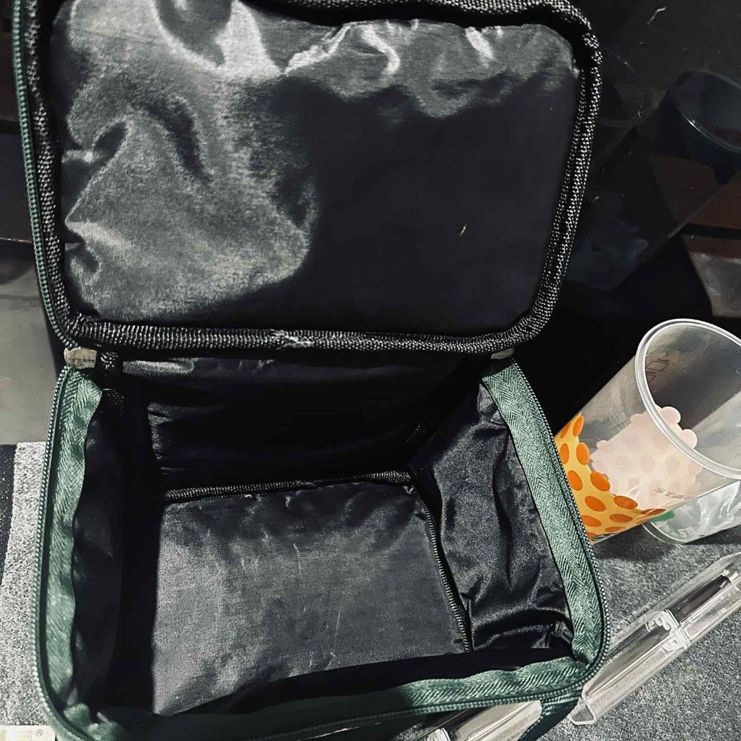 STARBUCKS Merch (Category: Coffee & Tea Tableware) located in Pateros City. Submitted by chichachanceonestopshoppe (Listing ID 1402607089, Image 2). Description: sold as pack 1 thermal bag 2 pens 5 glasses slightly negotiable rfs: decluttering/need funds 🥹 unused.