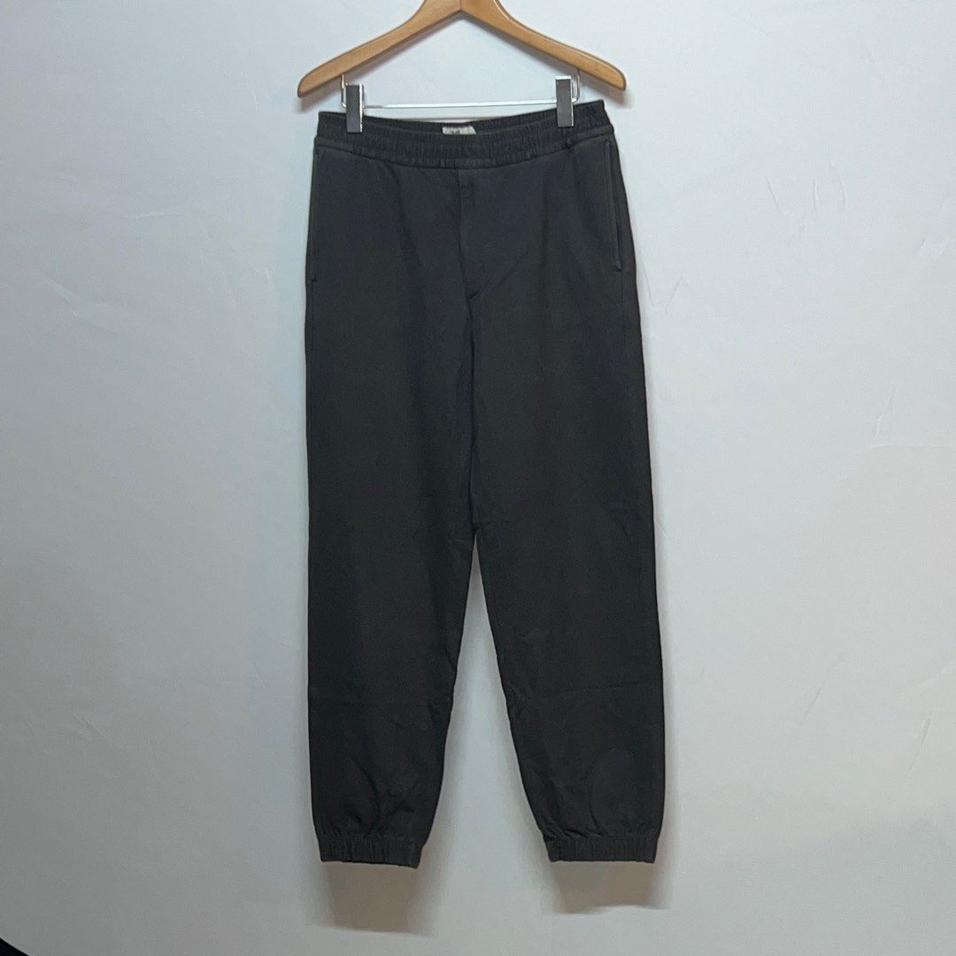 Uniqlo Jogger Pants - Size S (Category: Joggers) located in Quezon City. Submitted by ulapaap (Listing ID 1402553007, Image 1). Description: .