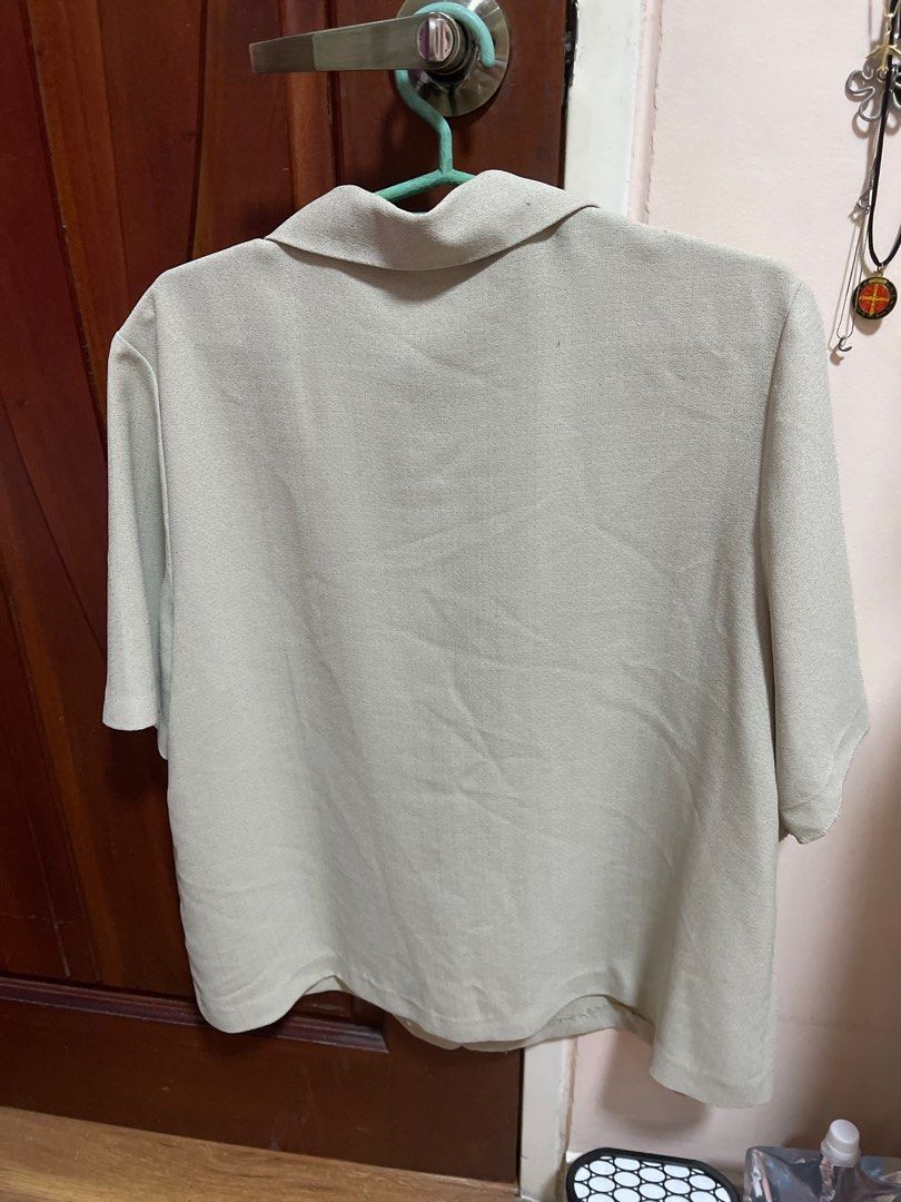 York Reine Short Sleeve Top (Category: Blouses) located in Antipolo. Submitted by j01000a (Listing ID 1402643175, Image 3). Description: .