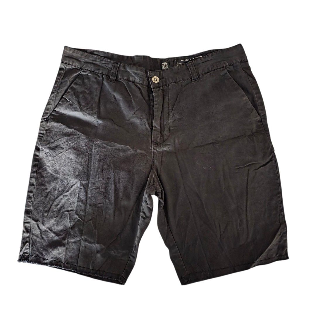 Auth Marc Ecko Cut & Sew Black shorts 38 (Category: Shorts) located in Muntinlupa City. Submitted by thriftstorypremiumshop (Listing ID 1402746419, Image 2). Description: auth Marc Ecko vintage shorts. pre owned. size 38. dimension 19" across waist 22" length.