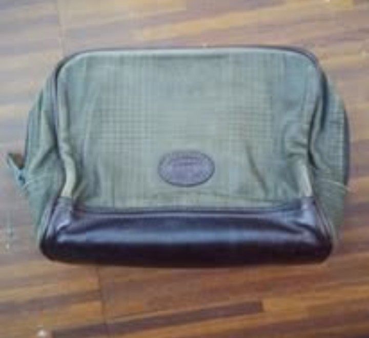 [AUTHENTIC] FOSSIL MEN'S BROWN POUCH BAG (Category: Luxury Bags & Wallets) located in Dasmarinas. Submitted by yukiriiinnn (Listing ID 1402806350, Image 1). Description: - Vintage travel bag - Color scheme: Brown and black - Shape: Rectangular with rounded top - Material: Leather bottom, fabric upper - Details: Oval emblem on front - Condition: Good.