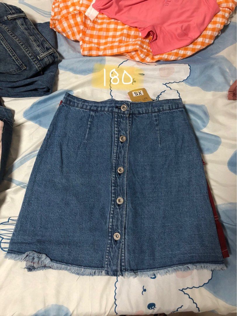 Denim Button-Down Skirt (Category: Skirts) located in Caloocan City. Submitted by declutternation (Listing ID 1402825864, Image 1). Description: 📏 lenght: 16 inches 💯no issue/damage ✨washed ❗️button down, A-line.