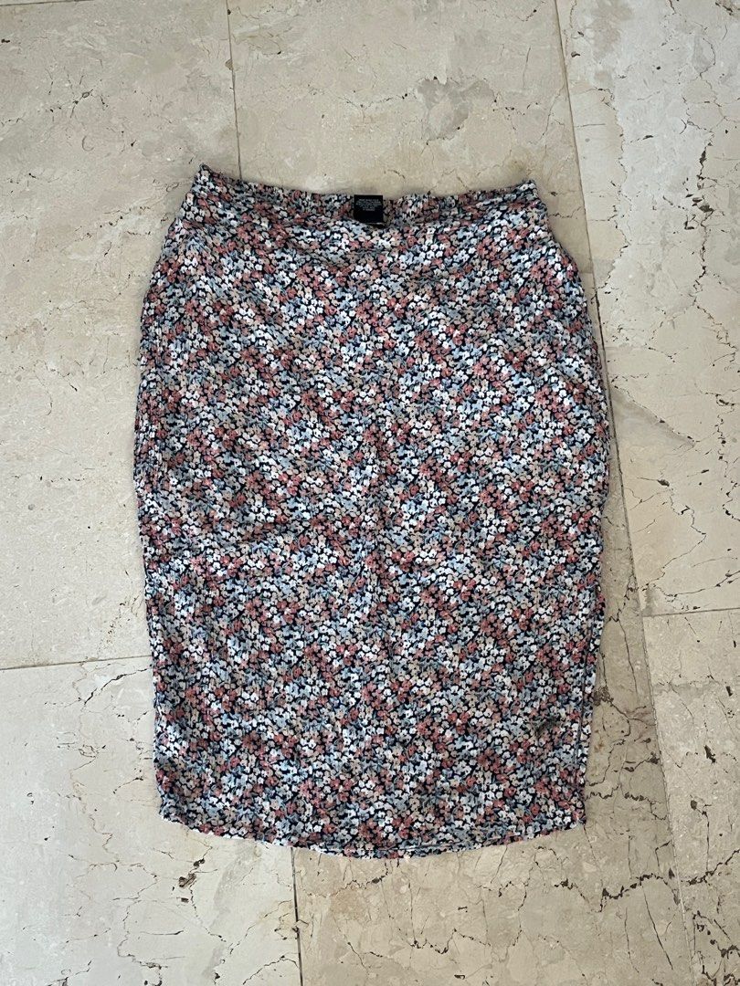 Floral Pencil Skirt (Category: Skirts) located in San Fernando. Submitted by AndiCollects (Listing ID 1402680132, Image 1). Description: - Floral pencil skirt - Pink, white, and blue pattern - Fitted silhouette - Stretchy fabric - Knee-length - Suitable for various occasions - With tag.