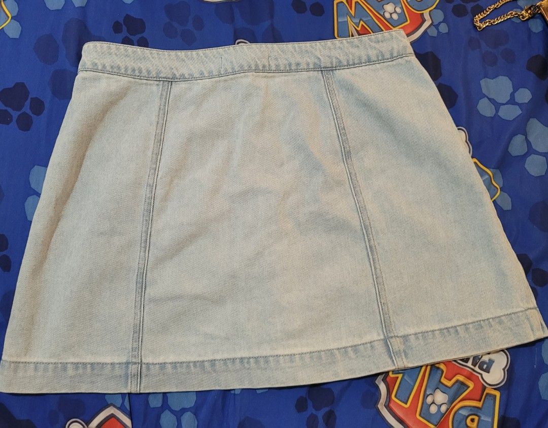 Forever 21 Denim Skirt (Category: Skirts) located in Dumaguete. Submitted by GreatFindsForLess_by_Krissy (Listing ID 1402693448, Image 2). Description: - Forever 21 denim skirt - Light wash - Size L - Button-down front.