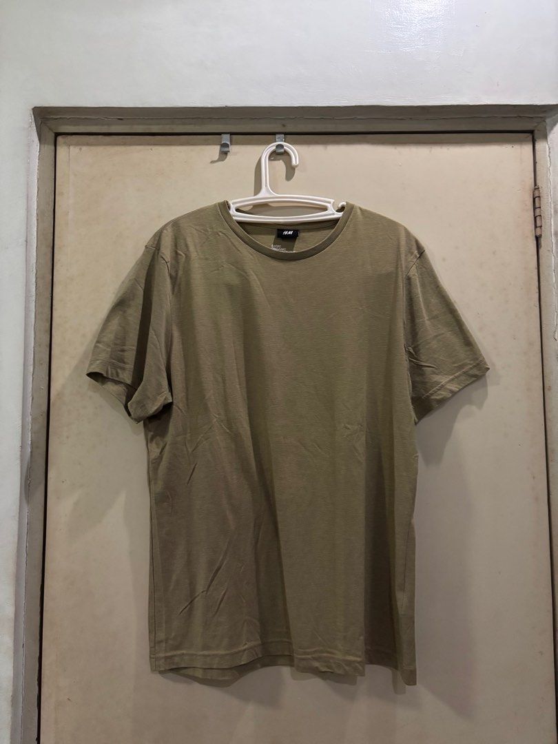 H&M Basic Organic Cotton Blend T-shirt (Category: Tshirts & Polo Shirts ) located in Pasig City. Submitted by niiins (Listing ID 1402810011, Image 1). Description: - H&M t-shirt - Size: Large - Color: Olive Green - Material: Organic Cotton Blend - Neckline: Crew Neck - Sleeve Length: Short Sleeves.