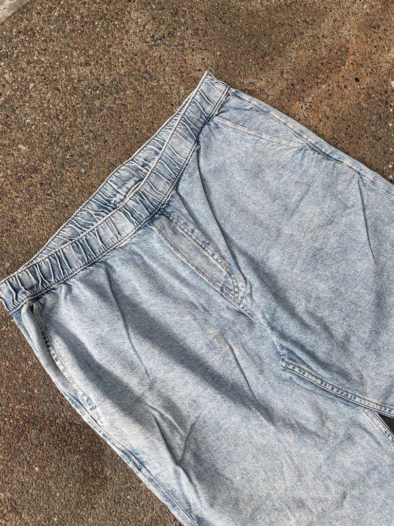 HM LOOSE FIT LIGHT WASH DENIM (Category: Jeans) located in Quezon City. Submitted by declutter.studios (Listing ID 1402782966, Image 2). Description: HM LOOSE FIT LIGHT WASH DENIM WIDTH: 38–42 (GARTERIZED) LENGTH: 40.5 THIGH: 12 HEM: 8.5 MINE - ₱600 ✨ NOTES: NO FLAWS, GREAT CONDITION ⚠️ FLAWS: NONE 🚛 ADDITIONAL SHIPPING FEE 📩 MESSAGE ME FOR MORE DETAILS OR INQUIRIES! — MINE / STEAL / GRAB VALID ONLY UNTIL 9PM TOMORROW COLOR MAY VARY DUE TO LIGH