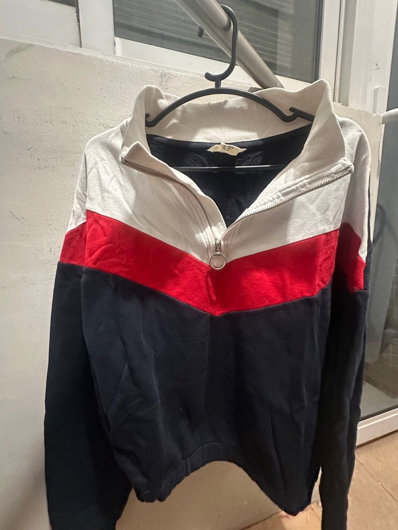 H&M Sweater (Category: Coats, Jackets and Outerwear) located in Paranaque City. Submitted by lovelyclothingg (Listing ID 1402820840, Image 1). Description: - Has zipper - No issue.