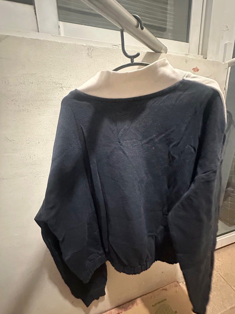 H&M Sweater (Category: Coats, Jackets and Outerwear) located in Paranaque City. Submitted by lovelyclothingg (Listing ID 1402820840, Image 2). Description: - Has zipper - No issue.