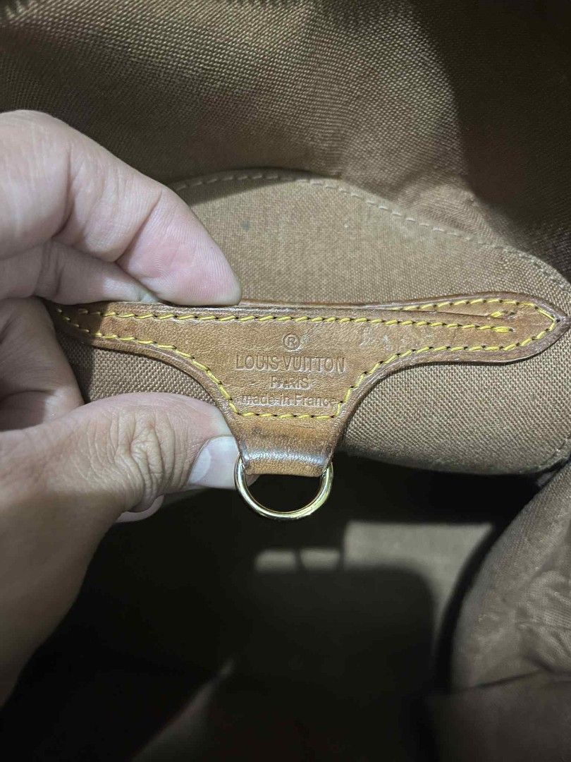 Louis Vuitton Ellipse Handbag (Category: Luxury Bags & Wallets) located in Manila. Submitted by jorgemabelin2001 (Listing ID 1402763951, Image 3). Description: - Off Louis Vuitton Ellipse handbag - Iconic monogram canvas - Brown leather handles - Interior pocket - Intact zipper closure - Signs of wear on handles and leather trim - Includes Louis Vuitton Paris stamp - Date code: AR0093.