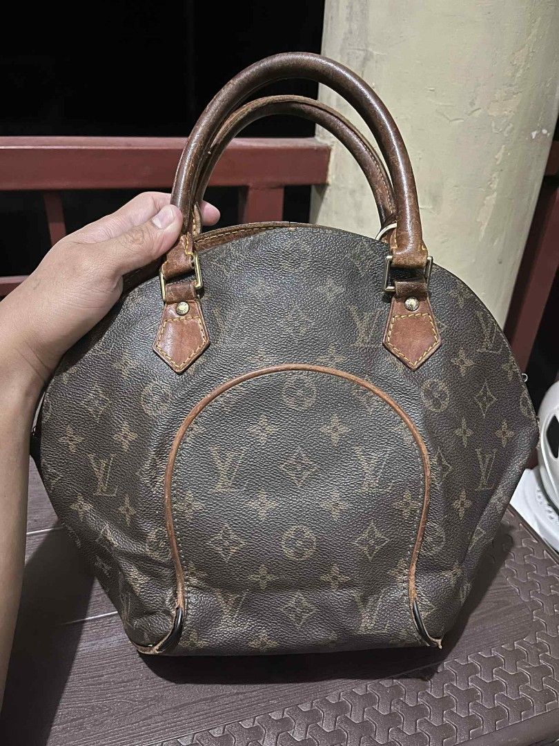 Louis Vuitton Ellipse Handbag (Category: Luxury Bags & Wallets) located in Manila. Submitted by jorgemabelin2001 (Listing ID 1402763951, Image 1). Description: - Off Louis Vuitton Ellipse handbag - Iconic monogram canvas - Brown leather handles - Interior pocket - Intact zipper closure - Signs of wear on handles and leather trim - Includes Louis Vuitton Paris stamp - Date code: AR0093.