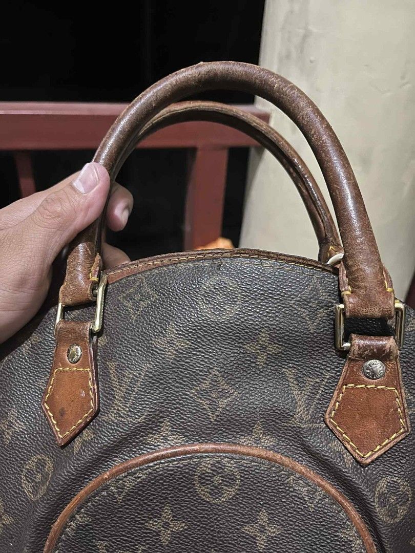 Louis Vuitton Ellipse Handbag (Category: Luxury Bags & Wallets) located in Manila. Submitted by jorgemabelin2001 (Listing ID 1402763951, Image 2). Description: - Off Louis Vuitton Ellipse handbag - Iconic monogram canvas - Brown leather handles - Interior pocket - Intact zipper closure - Signs of wear on handles and leather trim - Includes Louis Vuitton Paris stamp - Date code: AR0093.