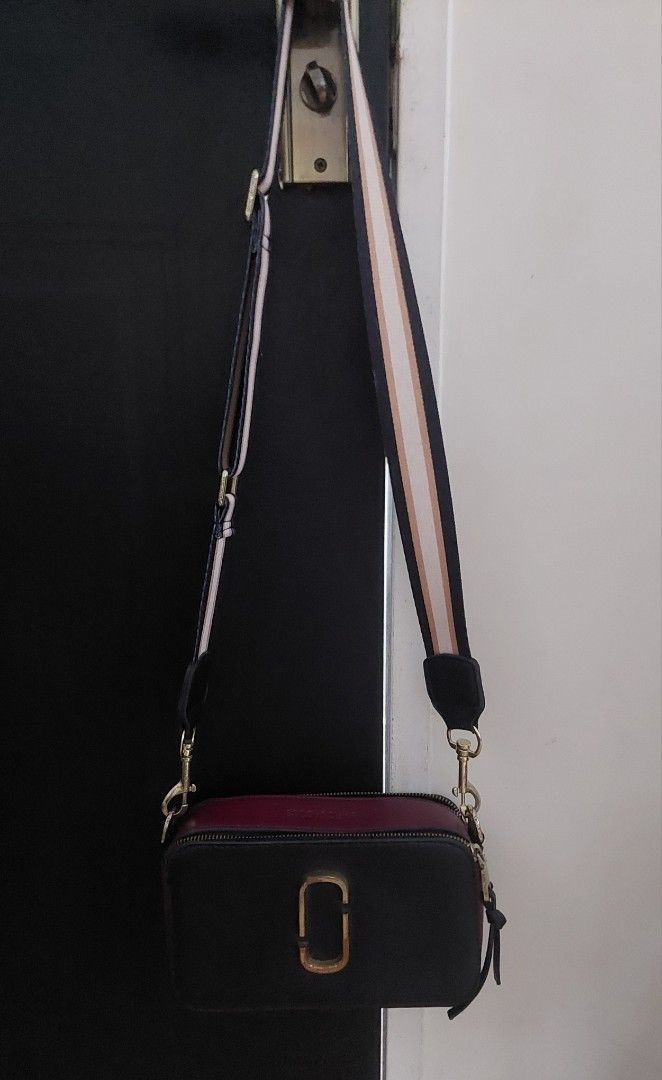 Marc Jacobs The Box Bag (Category: Luxury Bags & Wallets) located in Paranaque City. Submitted by daddyu (Listing ID 1402685835, Image 1). Description: - Marc Jacobs The Box Bag - Color: Black and Burgundy - Gold-tone logo and hardware - Detachable striped shoulder strap - Double-zip closure - Exterior pocket - Multiple interior compartments Sign of Usage but still in good condition..