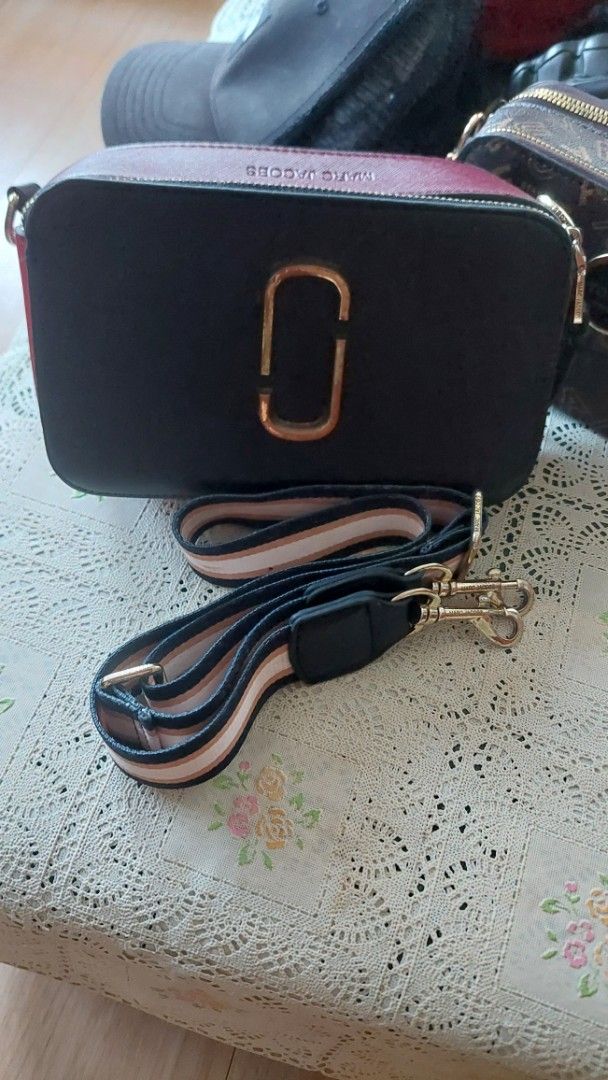 Marc Jacobs The Box Bag (Category: Luxury Bags & Wallets) located in Paranaque City. Submitted by daddyu (Listing ID 1402685835, Image 2). Description: - Marc Jacobs The Box Bag - Color: Black and Burgundy - Gold-tone logo and hardware - Detachable striped shoulder strap - Double-zip closure - Exterior pocket - Multiple interior compartments Sign of Usage but still in good condition..
