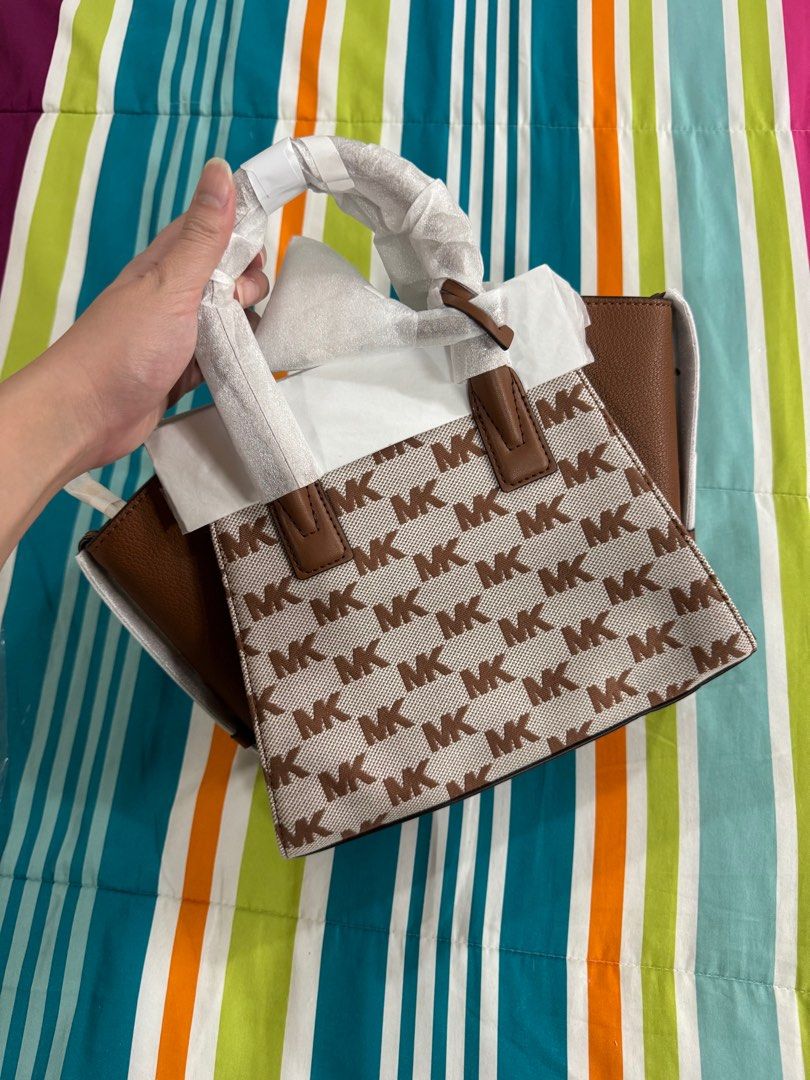 Michael Kors Avril Bag Small (Category: Luxury Bags & Wallets) located in Manila. Submitted by pollipatti (Listing ID 1402754679, Image 1). Description: Brand New from the US 🇺🇸 💯 authentic Guaranteed money back if proven fake Shipping from Sta. Ana. Manila or Katipunan, QC.