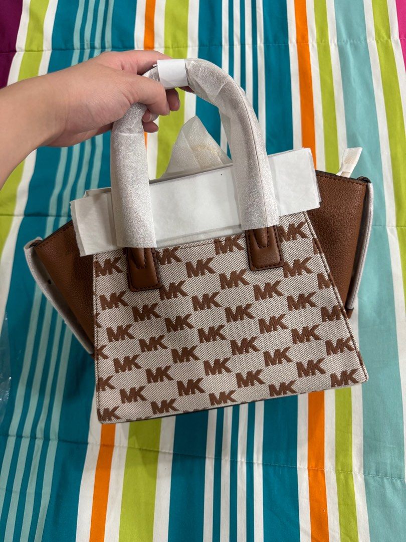 Michael Kors Avril Bag Small (Category: Luxury Bags & Wallets) located in Manila. Submitted by pollipatti (Listing ID 1402754679, Image 3). Description: Brand New from the US 🇺🇸 💯 authentic Guaranteed money back if proven fake Shipping from Sta. Ana. Manila or Katipunan, QC.