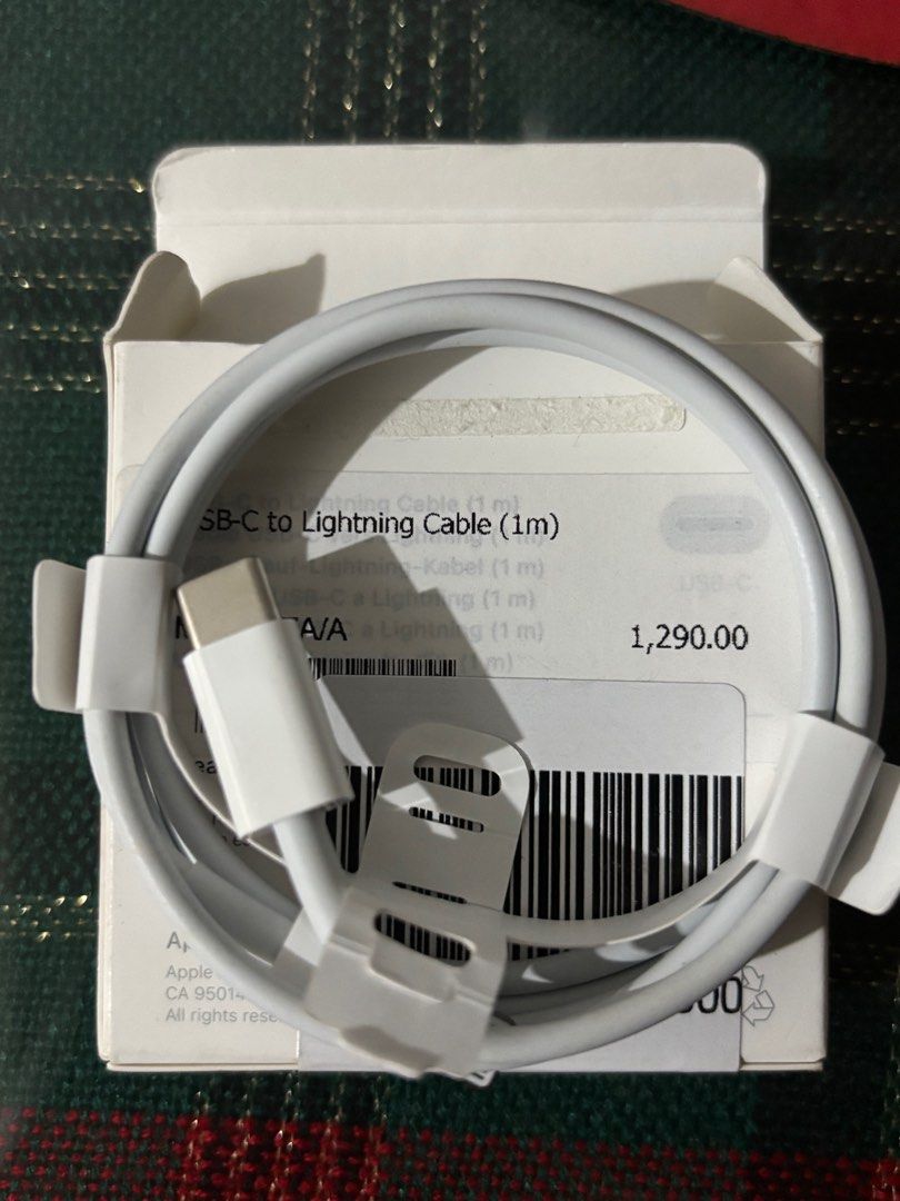 Original iPhone USB-C to Lightning Cable (Category: Chargers & Cables) located in Manila. Submitted by conqueron (Listing ID 1402771600, Image 3). Description: RFS: Hindi na ginagamit dahil meron na cable sa phone. Negotiable Open for Delivery and Meet up Location: QC.