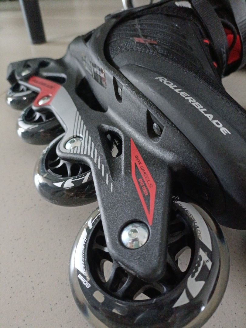 Roller blades (Category: Skates, Rollerblades & Scooters) located in Singapore. Submitted by whendinomeetsgoldie (Listing ID 1402674792, Image 2). Description: - Brand new never been used - Mens size US 10, 28cm.