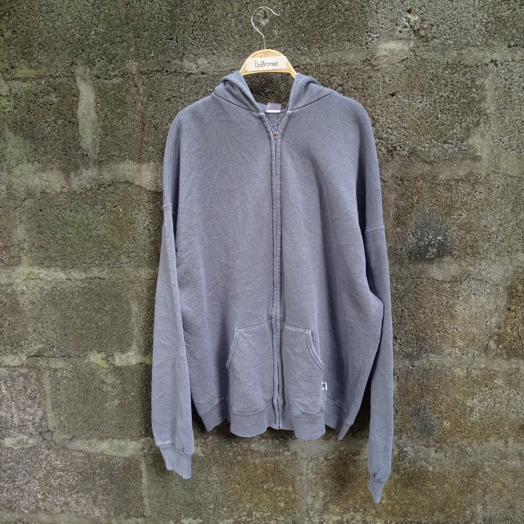 Russell athletic zip up hoodie (Category: Coats, Jackets and Outerwear) located in Manila. Submitted by topuria (Listing ID 1402678374, Image 2). Description: 9/10 COLOR RATE 9/10 CONDITION HEAVY ISSUE:PULLER LANG BUT STILL WORKING (smooth pa isara).