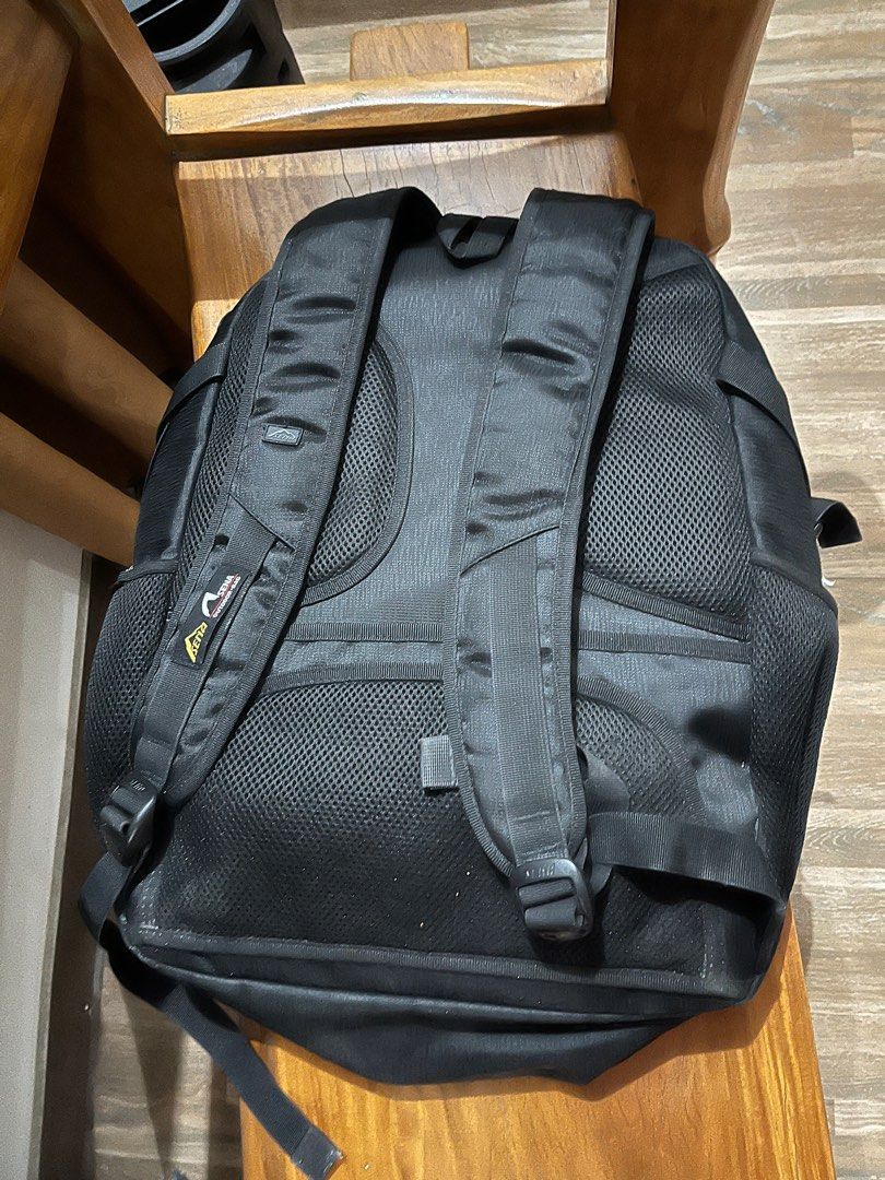Sena lapto backpack bag (Category: Backpacks) located in Paranaque City. Submitted by richezlremo6165 (Listing ID 1402773684, Image 2). Description: With lot of compartments at ang tibay.