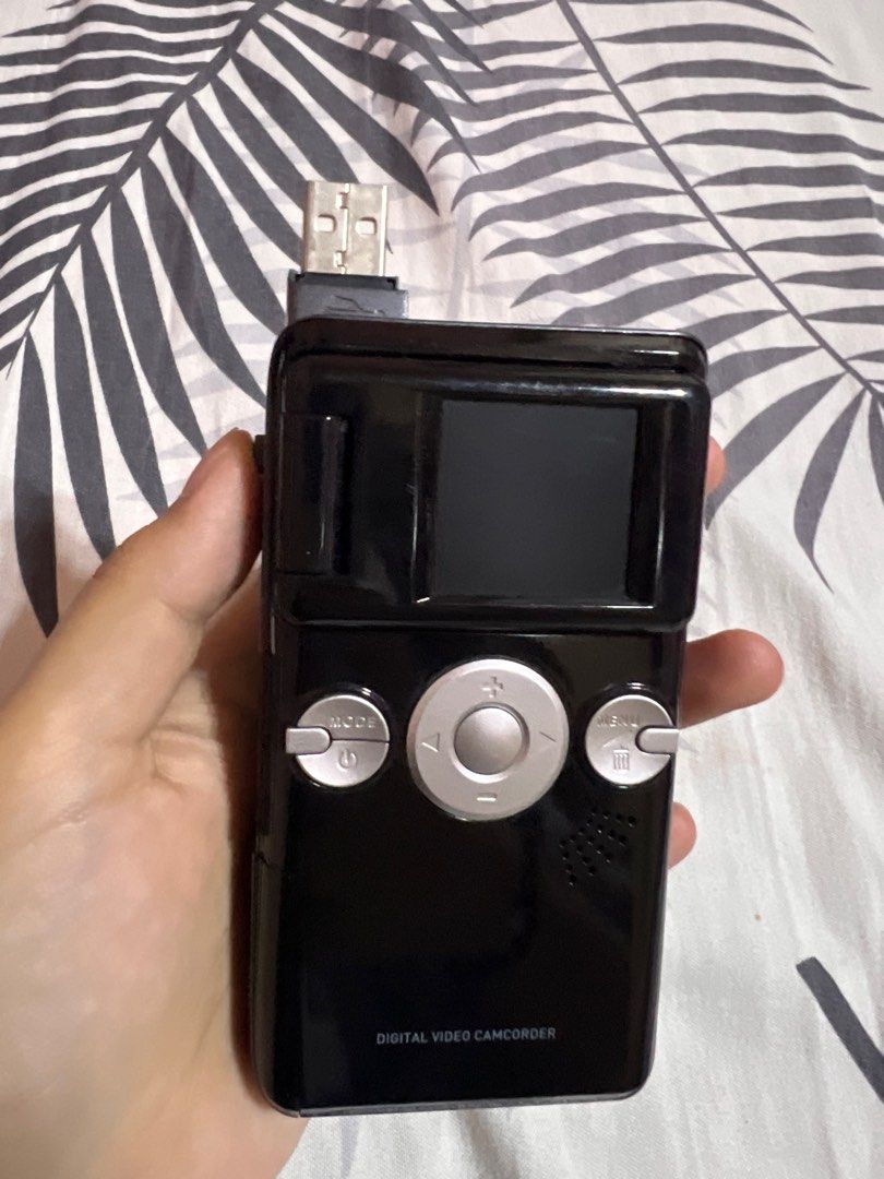 vintage video camera (Category: Video Cameras) located in Quezon City. Submitted by andrealois. (Listing ID 1402756856, Image 3). Description: working battery operated vintagey cute cam video recorder no issues all working rfs: decluttering, too much cameras.