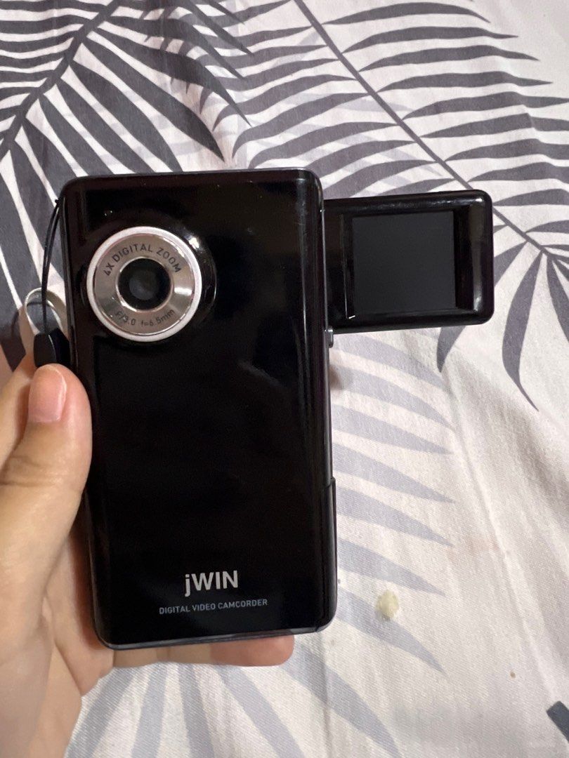 vintage video camera (Category: Video Cameras) located in Quezon City. Submitted by andrealois. (Listing ID 1402756856, Image 2). Description: working battery operated vintagey cute cam video recorder no issues all working rfs: decluttering, too much cameras.