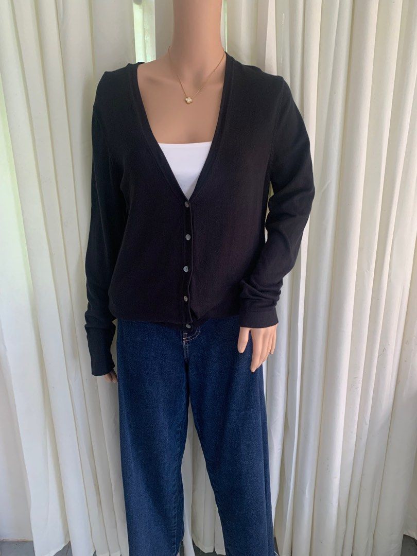 Vneck Knitted Longsleeve (Category: Longsleeves) located in Marikina City. Submitted by littlesol.collection (Listing ID 1402679476, Image 1). Description: M to L.