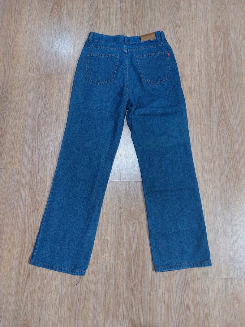 Wide Blue Denim Jeans (Category: Jeans) located in Paranaque City. Submitted by jerassic (Listing ID 1402761494, Image 2). Description: Wide Blue Denim Jeans P150 Dimensions L - 40 in W - 14 in Slightly altered because it was too baggy for me. Has a small hole on the knee Location: BF Homes Parañaque Meetups: BF Parañaque, Alabang, or Las Piñas :) Shipping available via your courier of choice at your expense and risk. LBC COP/COD is available as 