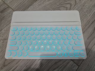 Apple White Backlit Tablet Keyboard440428490896199680
