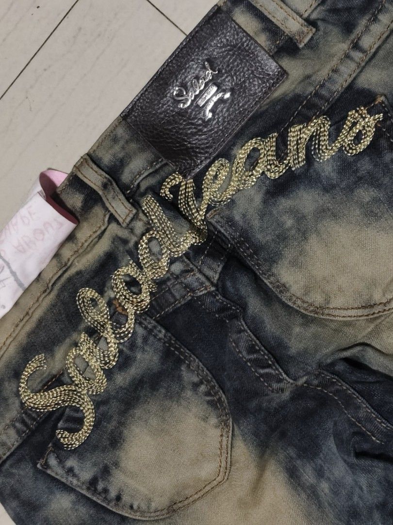 (AUTHENTIC) SALAD Y2K JEANS (Category: Jeans) located in Orion. Submitted by irish___ (Listing ID 1402950616, Image 1). Description: WAIST: 26 LENGTH: 39 LOW WAIST✅ BRANDNEW WITH TAGS✅ 100+SF - Authentic Salad Y2K Jeans - Features a unique wash and design - Excellent condition - Perfect for Y2K style enthusiasts - High-quality brand 3 PCS AVAILABLE🙀.